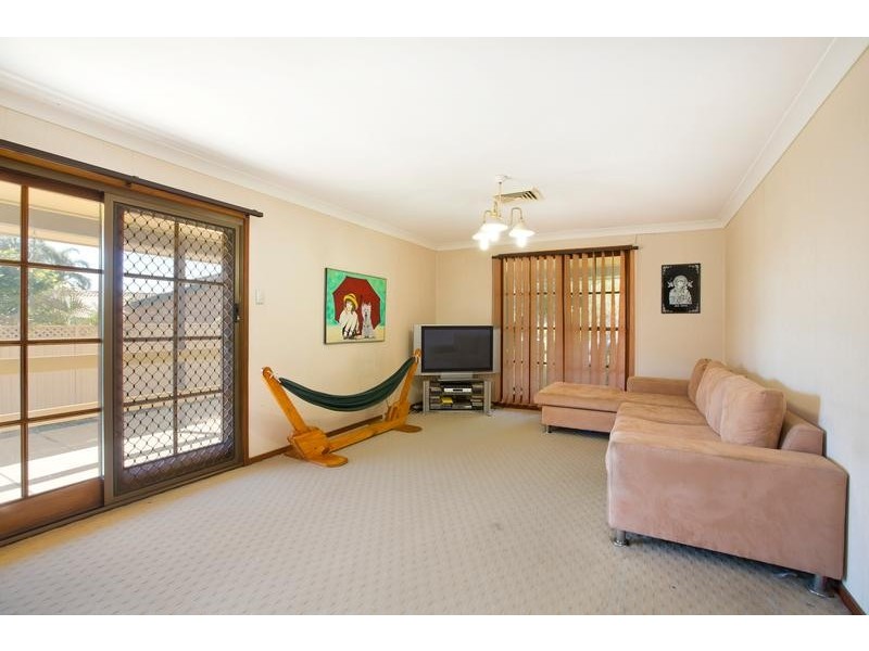 19 Banbury Cres, Chipping Norton NSW 2170