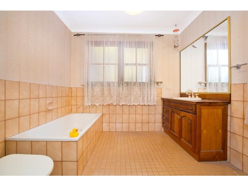 19 Banbury Cres, Chipping Norton NSW 2170