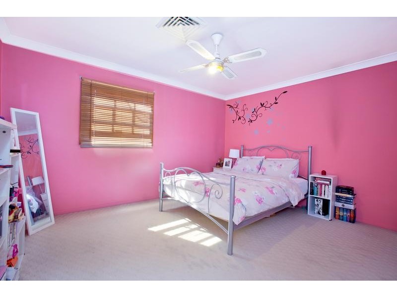 19 Banbury Cres, Chipping Norton NSW 2170