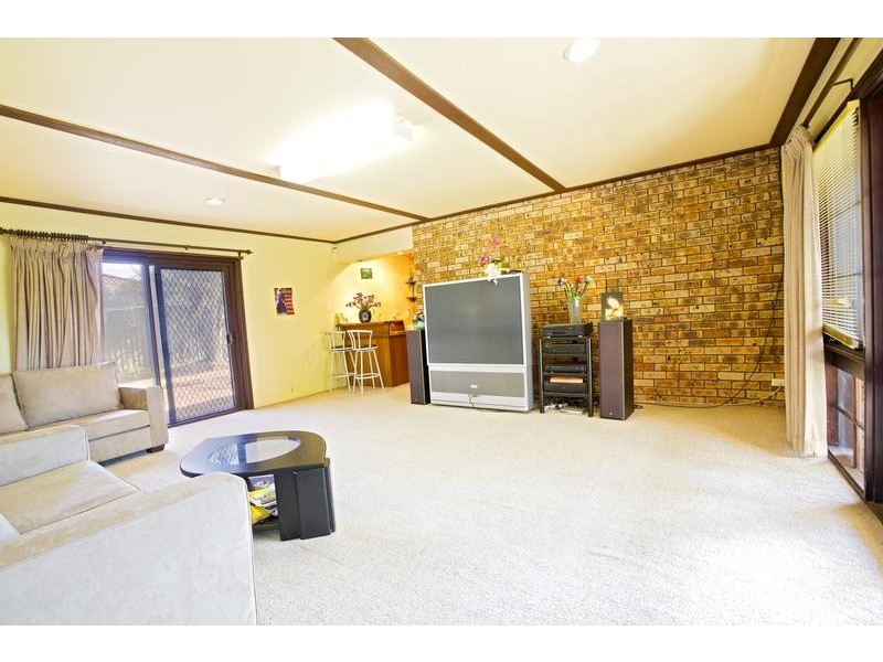 4 Hinton Pl, Chipping Norton NSW 2170