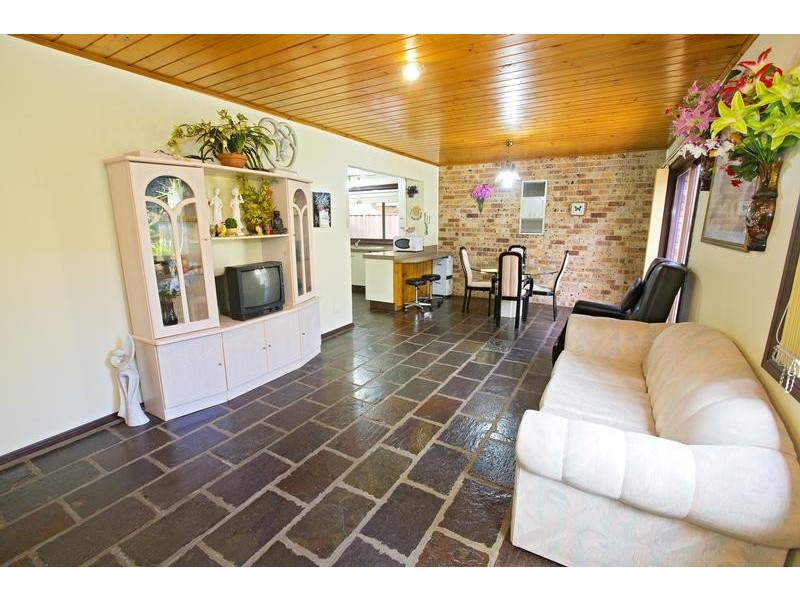 4 Hinton Pl, Chipping Norton NSW 2170