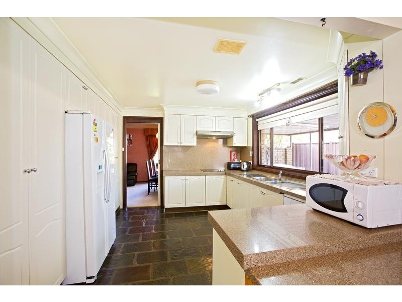 4 Hinton Pl, Chipping Norton NSW 2170