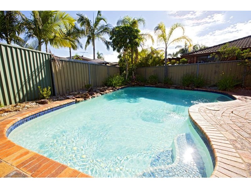 4 Hinton Pl, Chipping Norton NSW 2170