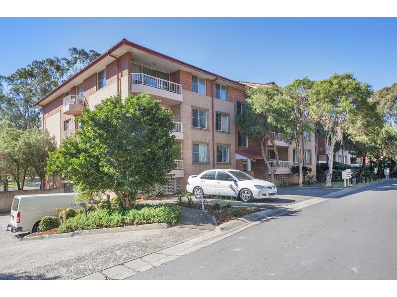 10/4 Mead Drv, Chipping Norton NSW 2170