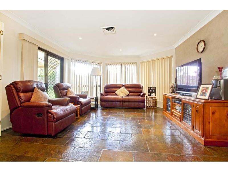 16 Beddington Ct, Wattle Grove NSW 2173