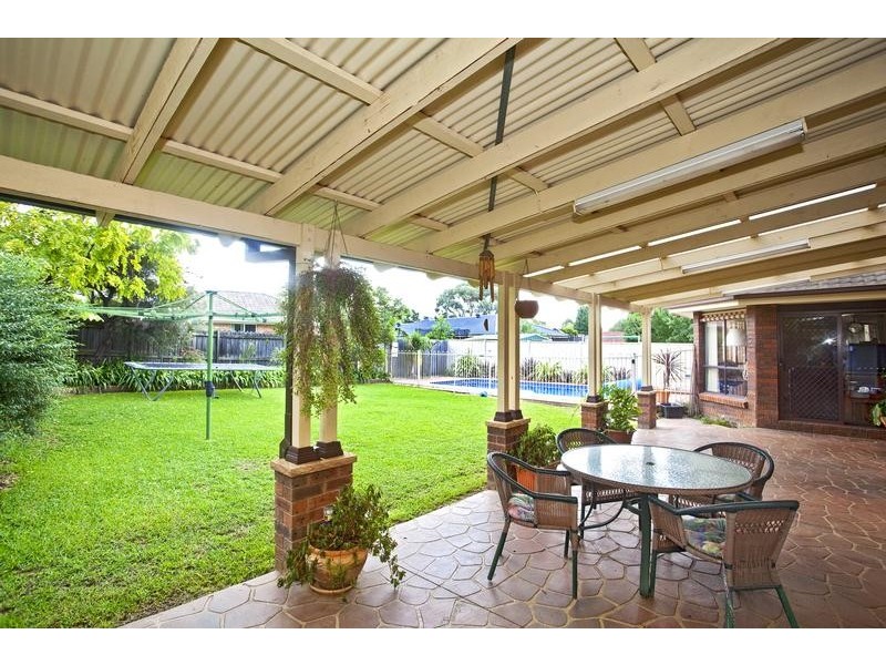 16 Beddington Ct, Wattle Grove NSW 2173