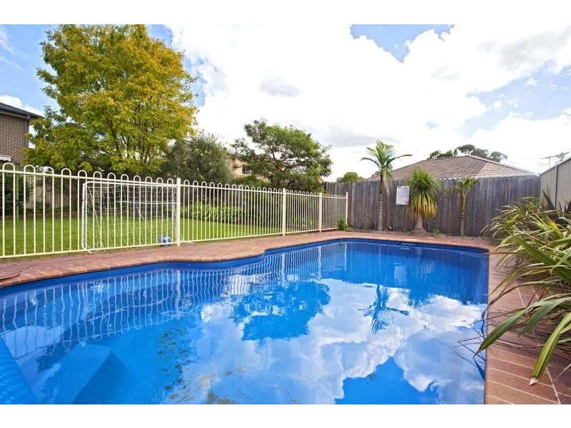 16 Beddington Ct, Wattle Grove NSW 2173