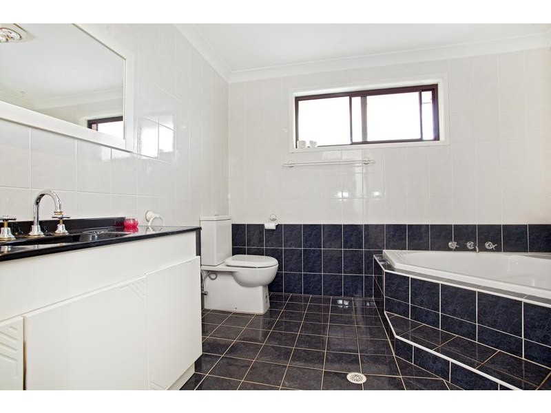 16 Beddington Ct, Wattle Grove NSW 2173