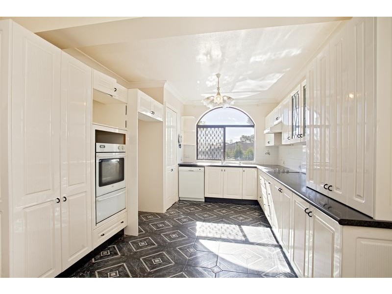 6 Kalana Close, Moorebank NSW 2170