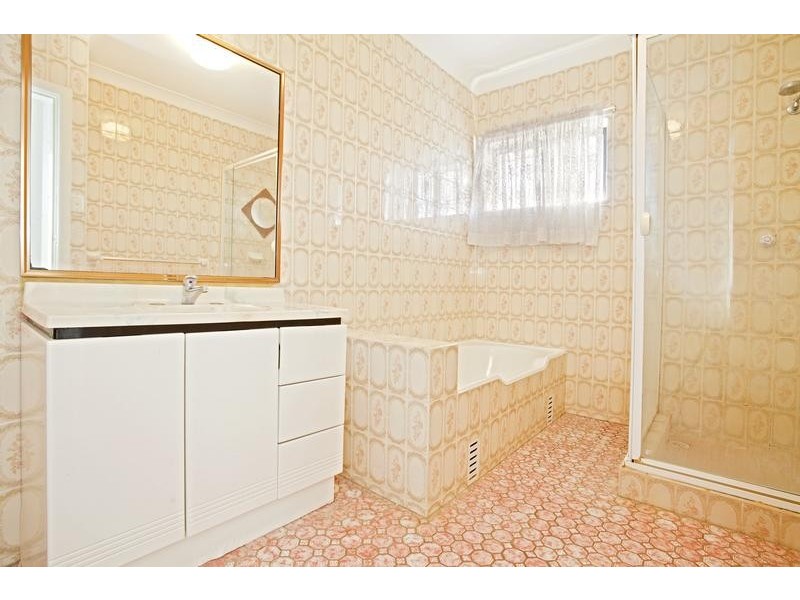 6 Kalana Close, Moorebank NSW 2170