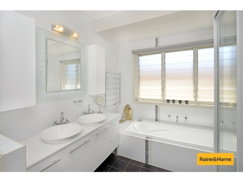 18 San Simeon Circuit, Sapphire Beach NSW 2450