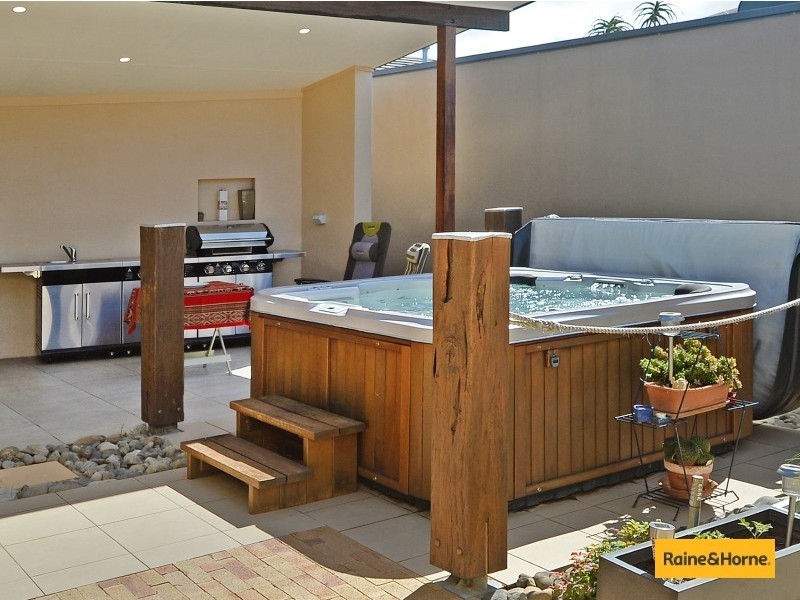 18 San Simeon Circuit, Sapphire Beach NSW 2450