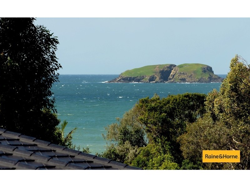 18 San Simeon Circuit, Sapphire Beach NSW 2450