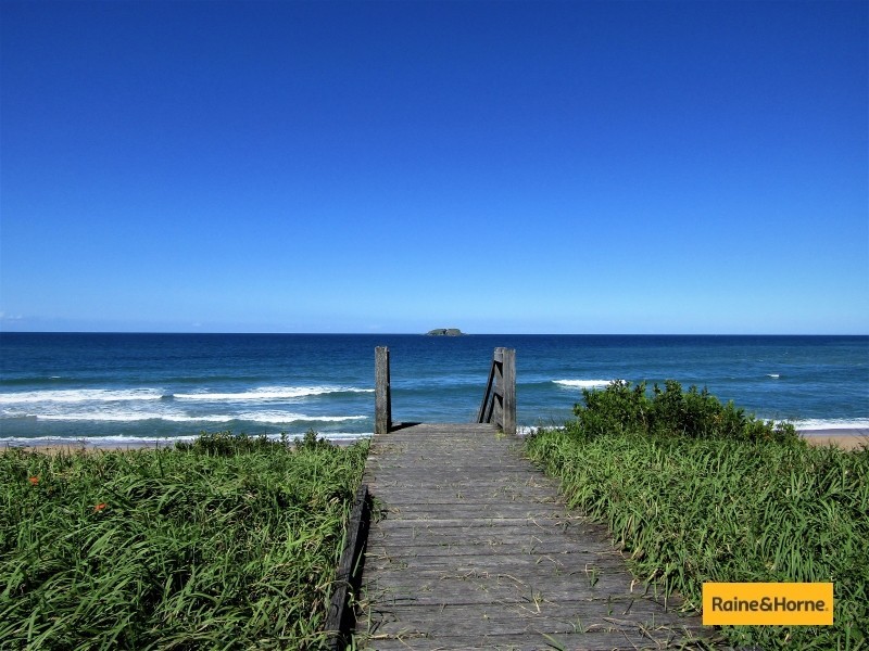 18 San Simeon Circuit, Sapphire Beach NSW 2450