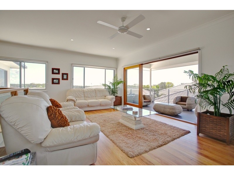 2 San Simeon Circuit, Sapphire Beach NSW 2450