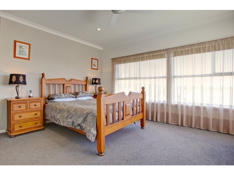 2 San Simeon Circuit, Sapphire Beach NSW 2450
