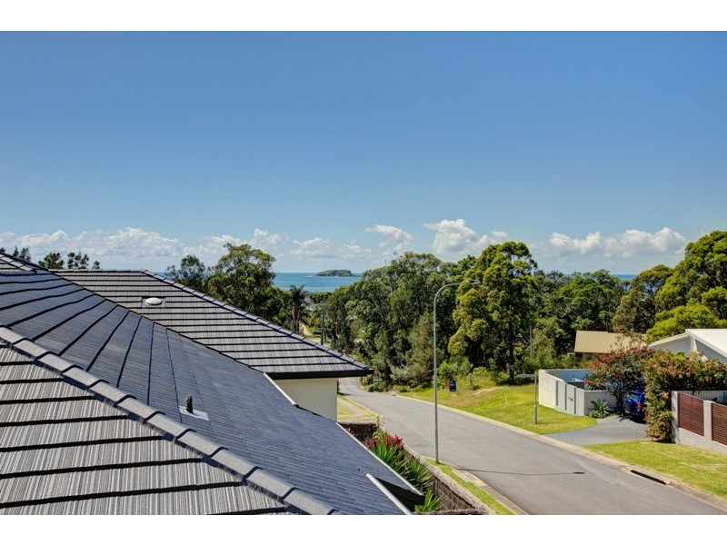 2 San Simeon Circuit, Sapphire Beach NSW 2450