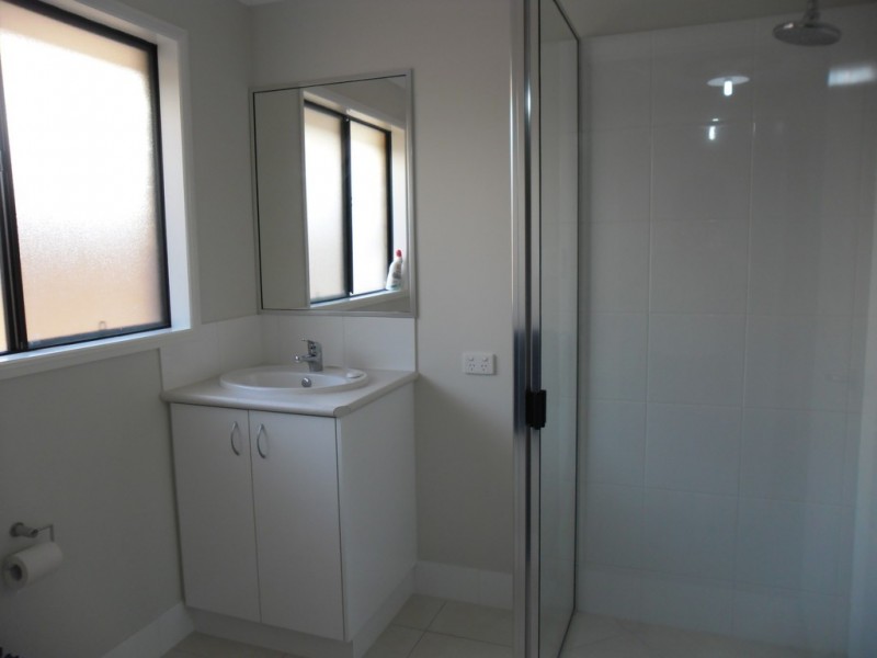 Unit 1 and 2/25 Racecourse Road, Miles QLD 4415