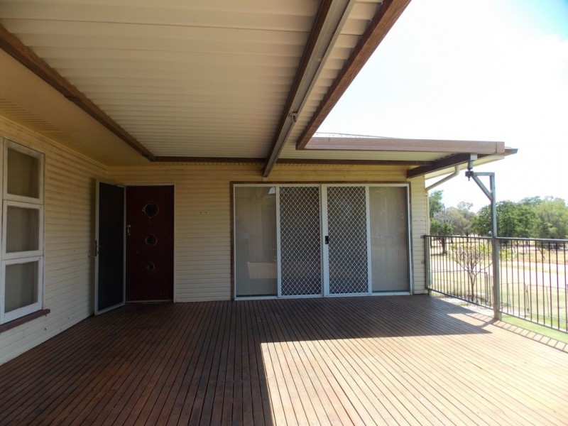 2 GIDYEA STREET, Blackall QLD 4472