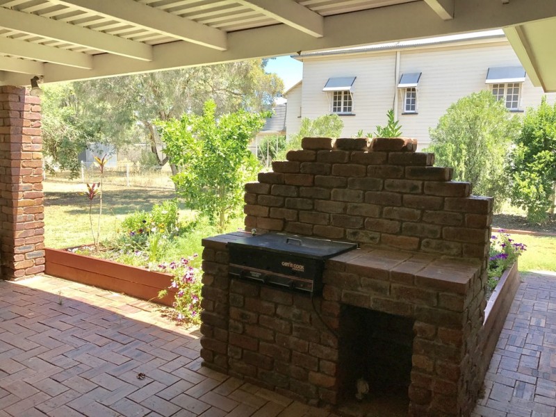 90 Northern Road, Roma QLD 4455