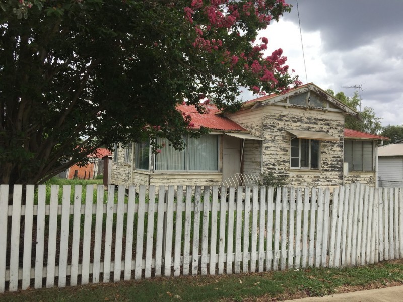 14 Murilla Street, Miles QLD 4415