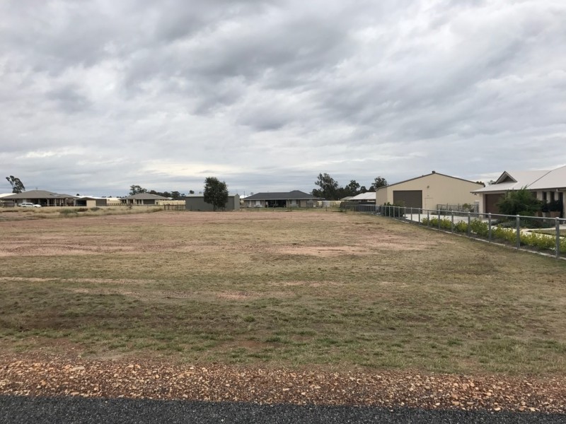 3 Windsor Place, Miles QLD 4415