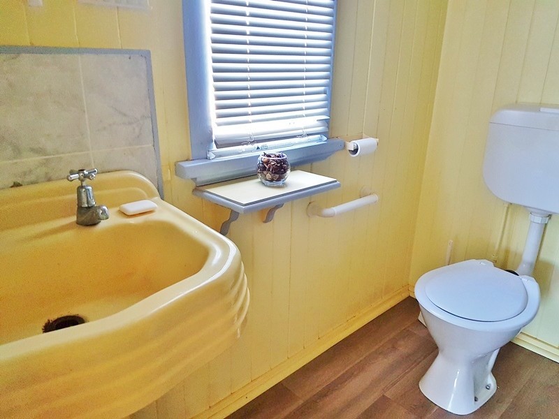 15 Burrowes Street, Surat QLD 4417