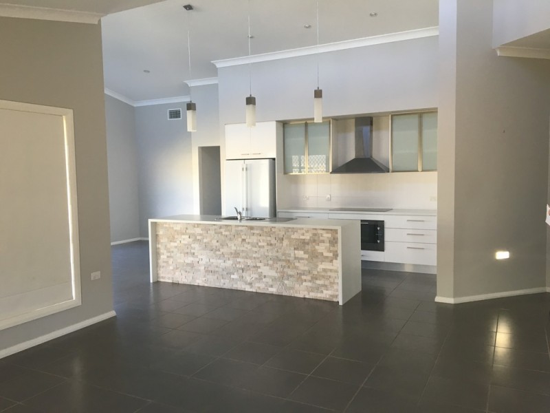 4 Lawton Place, Miles QLD 4415