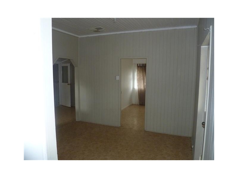 78  RAGLAN, Roma QLD 4455