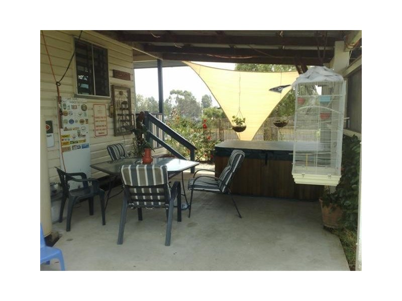 22 Perry St, Yuleba QLD 4427