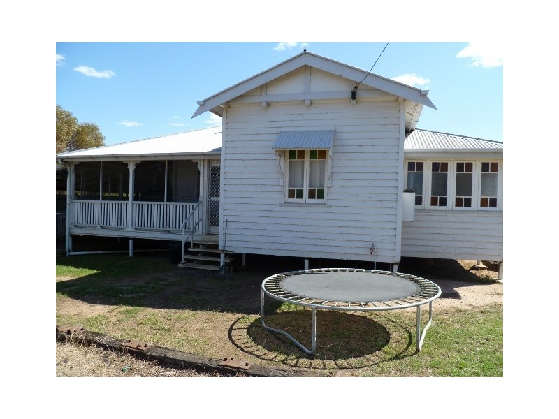 30 CHADFORD ST, Wallumbilla QLD 4428