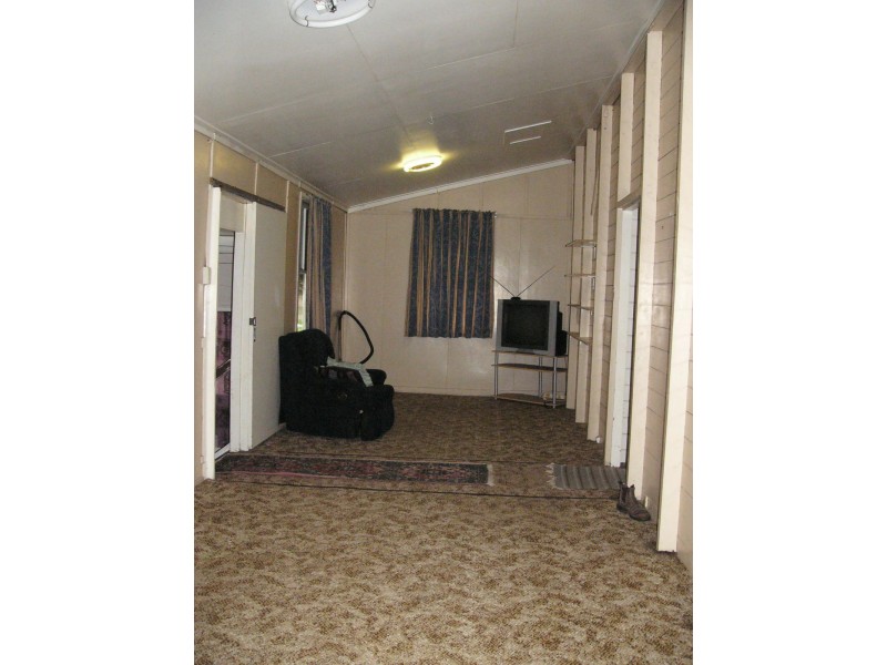 27 Wolsey Street, Taroom QLD 4420