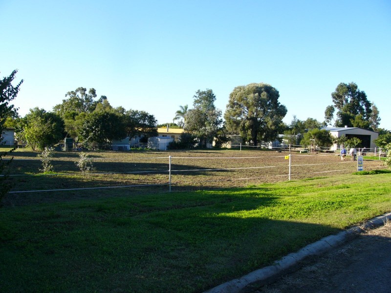 11 Bradshaw Crescent, Taroom QLD 4420