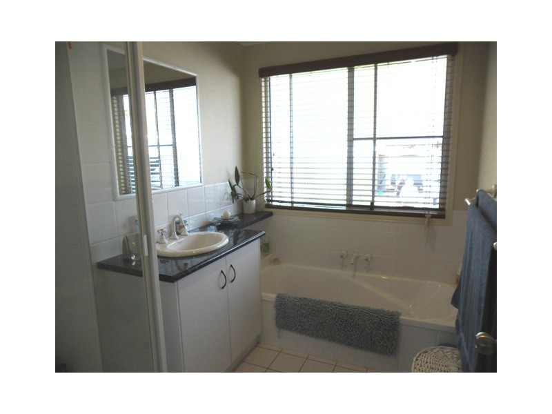 11 DAISY ST, Miles QLD 4415