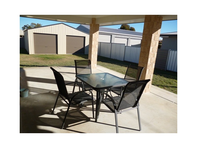 11 BISHOP DRIVE, Miles QLD 4415