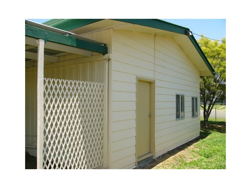 10 Carraba Street, Taroom QLD 4420