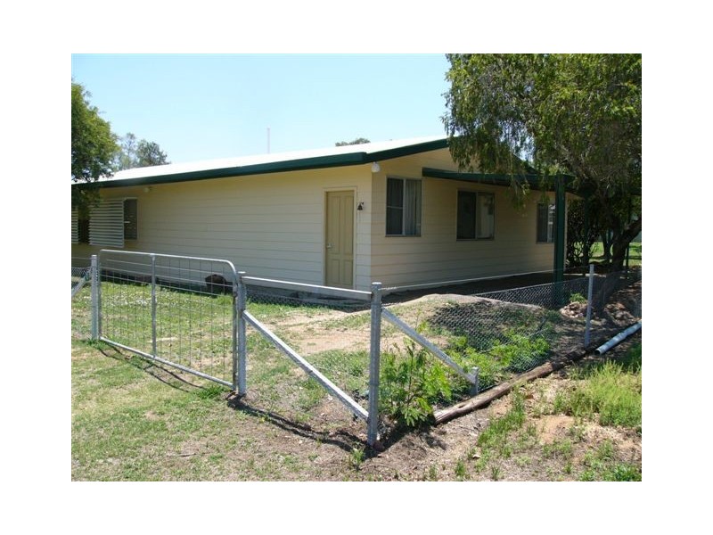 10 Carraba Street, Taroom QLD 4420