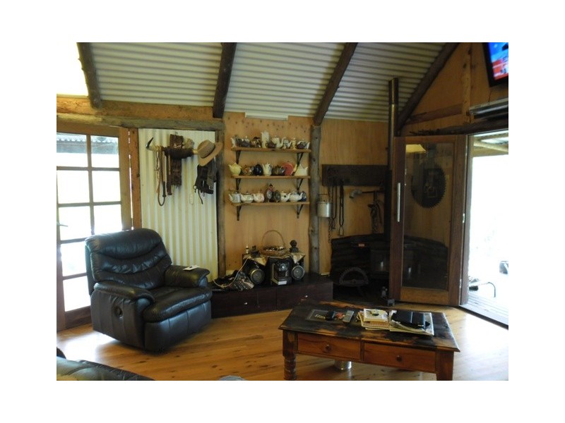 * LEICHHARDT HIGHWAY, Miles QLD 4415