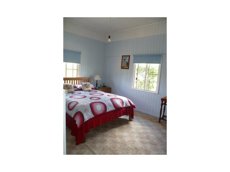 5 SCHOOL ST, Amby QLD 4462