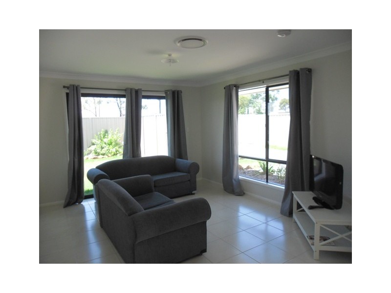 UNIT 1 and 2 RACECOURSE RD, Miles QLD 4415