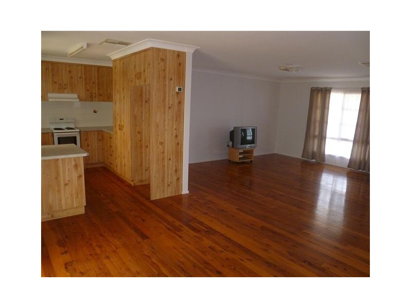 8 Alex Parade, Roma QLD 4455