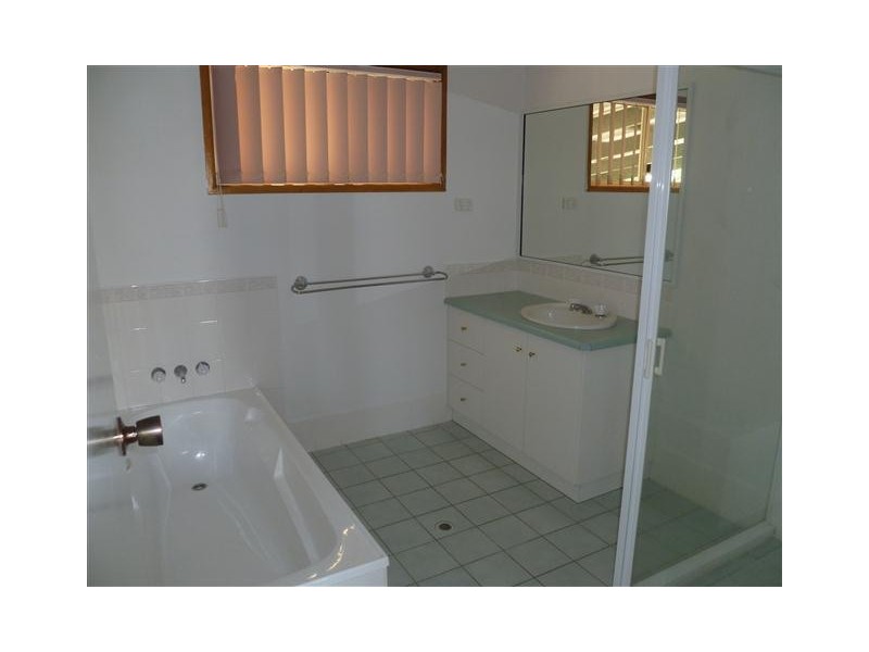 8 Alex Parade, Roma QLD 4455