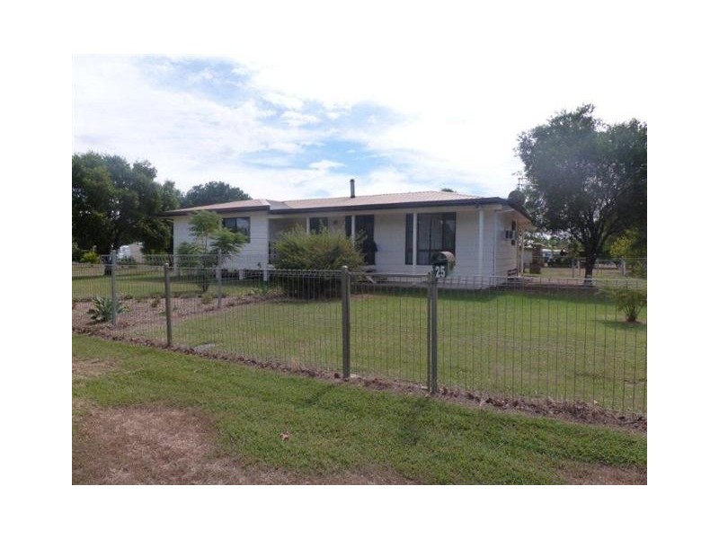 25 IVAN ST, Surat QLD 4417