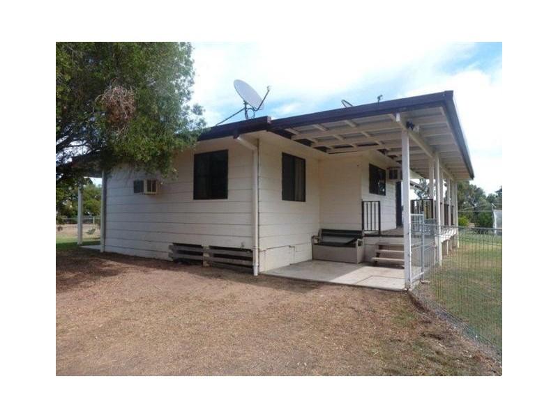 25 IVAN ST, Surat QLD 4417