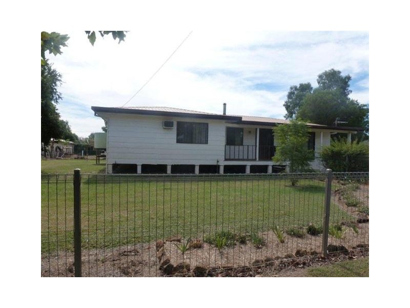 25 IVAN ST, Surat QLD 4417