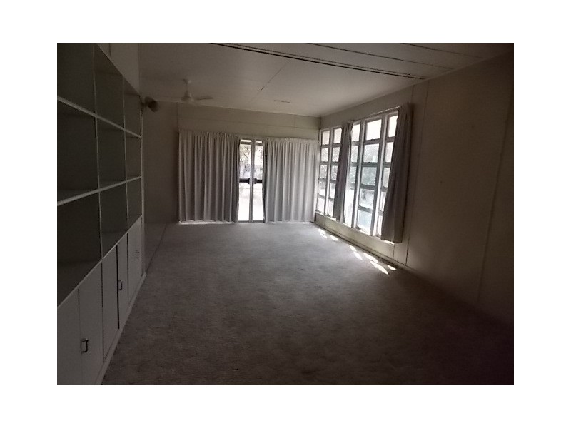 27 CORONATION DRIVE, Blackall QLD 4472