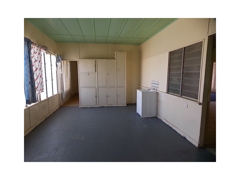 27 CORONATION DRIVE, Blackall QLD 4472