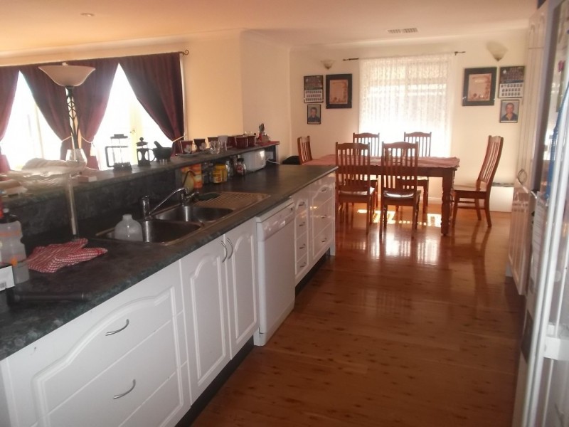 17 Racecourse Road, Miles QLD 4415