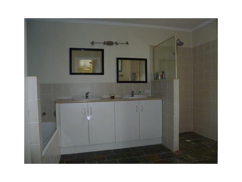 50 BUNGEWOGORAI RD, Roma QLD 4455