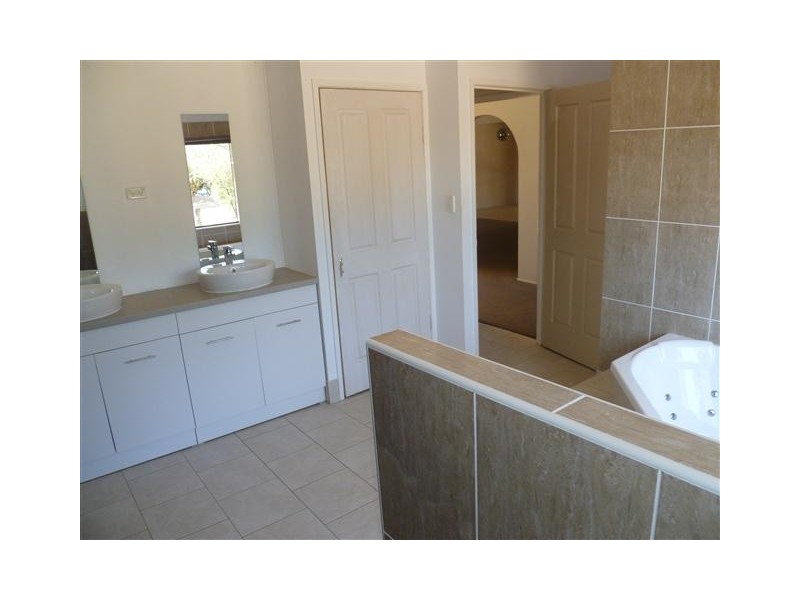 33-37 EDWARDES ST, Roma QLD 4455